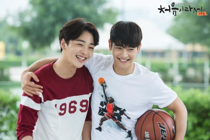 Forever_SHINee's tweet photo. [PHOTO] Naver blog update -with Minho 150807 - (4P)  http://t.co/68r2GMYuZV http://t.co/Bte5yGuItY