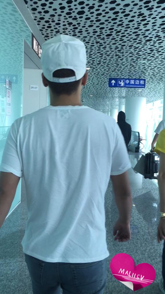 IcheerHan's tweet photo. oppa's strong back😳😳😳😳😳 http://t.co/G9XC8gdgIU