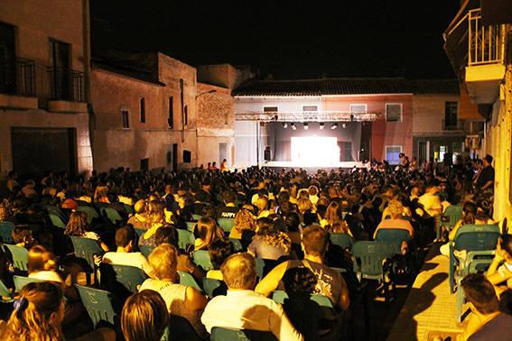 Después del éxito del  Festival de Títeres Las Cruces, el barrio continúa con su Semana  Cultural con <a href="/AdelumVillena/">A.M. Adelum</a>