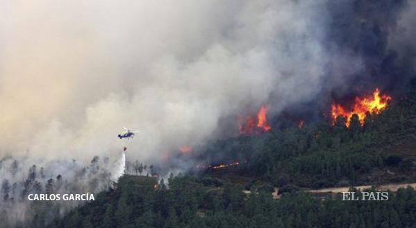 el_pais's tweet photo. AMPLIACIÓN http://t.co/KnxnmSwX0K 1400 evacuados por un incendio en la sierra extremeña de Gata http://t.co/ypfX2bzhHN