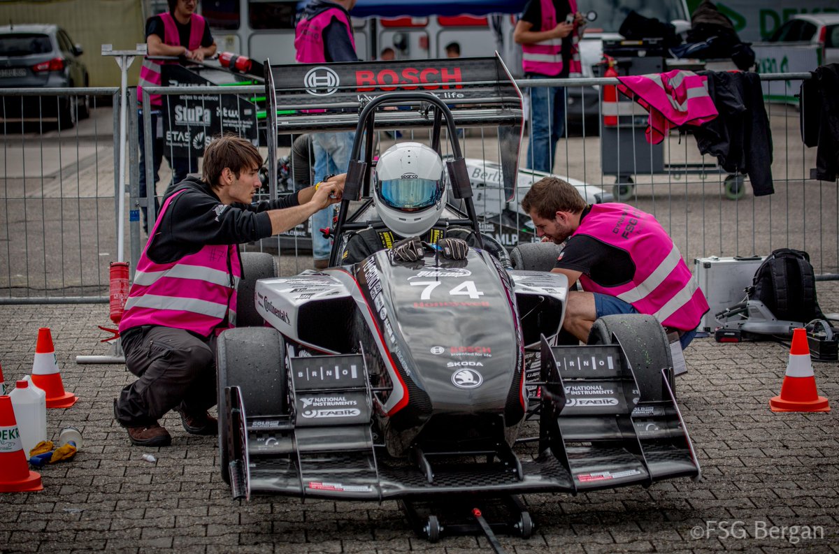 BoschGlobal's tweet photo. Roaring engines, spinning tires, passion for #motorsports β @FormulaStudentG had it all http://t.co/LPILtcsneD #FSG15 http://t.co/ZZMKnHkQx6