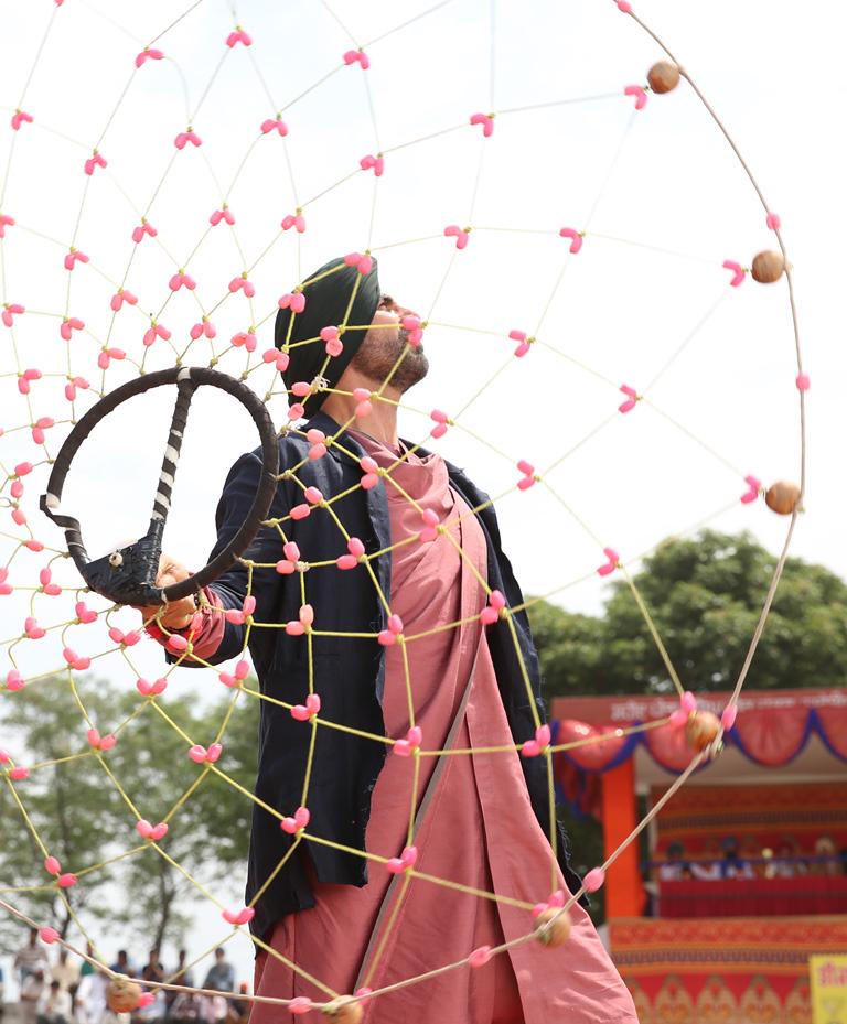 SIBTheFilm's tweet image. Here are some exclusive stills from #SinghIsBliing&apos;s 1st song #TungTungBaje to make ur wait for the song easier :)