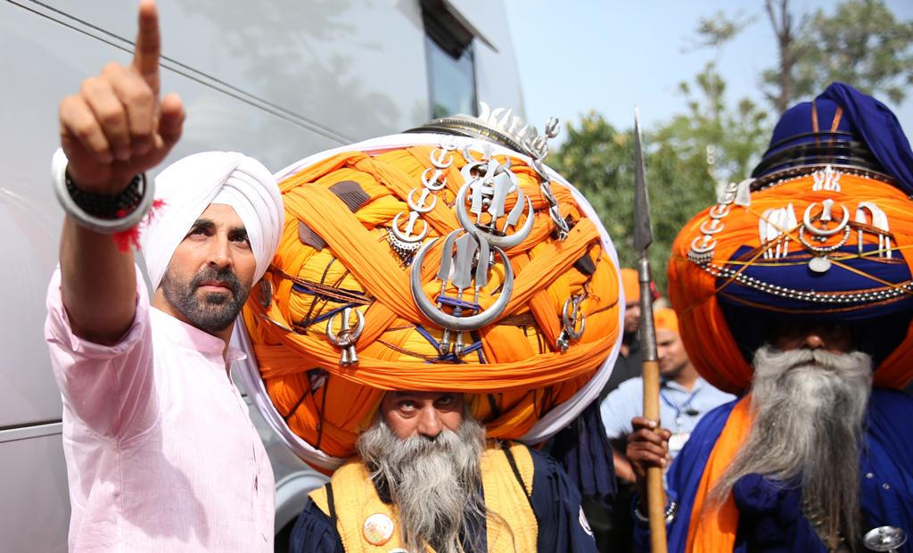 SIBTheFilm's tweet image. Here are some exclusive stills from #SinghIsBliing&apos;s 1st song #TungTungBaje to make ur wait for the song easier :)