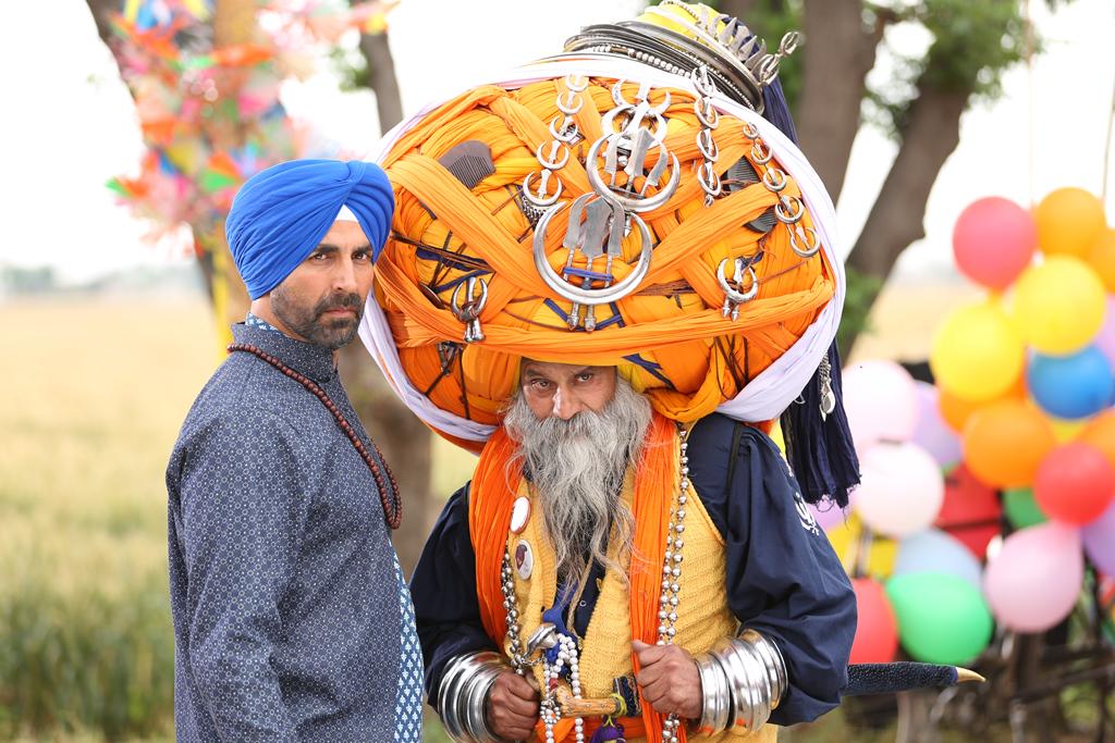 SIBTheFilm's tweet image. Here are some exclusive stills from #SinghIsBliing&apos;s 1st song #TungTungBaje to make ur wait for the song easier :)