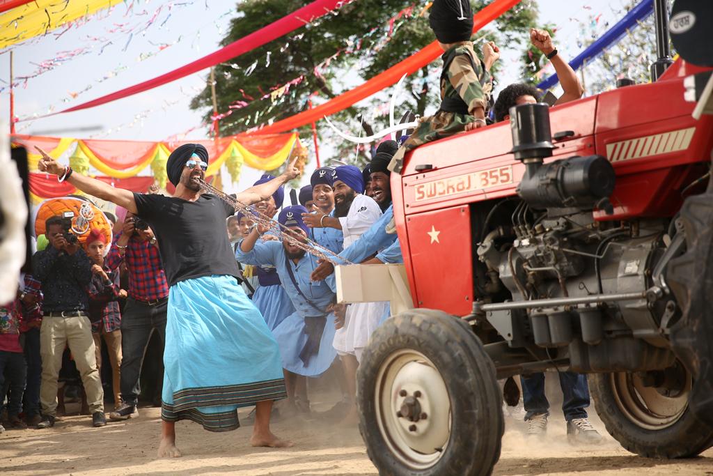SIBTheFilm's tweet image. Here are some exclusive stills from #SinghIsBliing&apos;s 1st song #TungTungBaje to make ur wait for the song easier :)