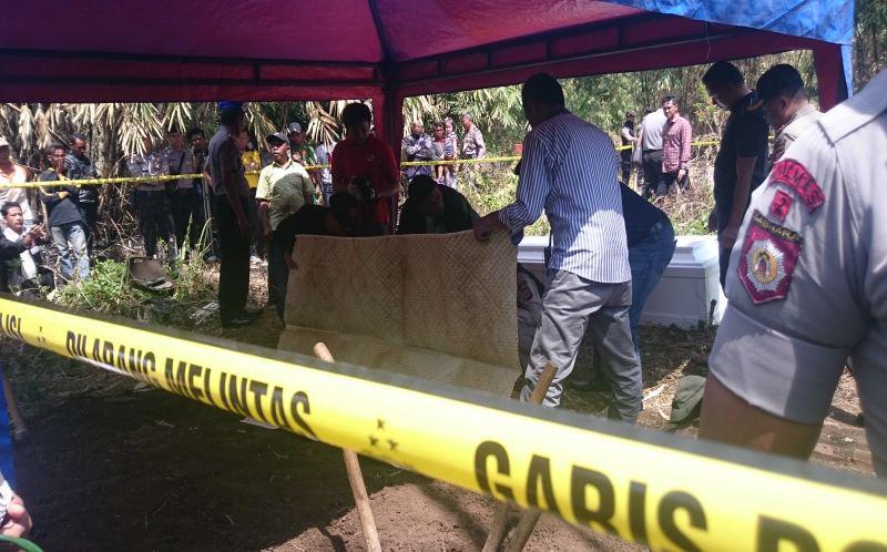 10 Bulan Dimakamkan, Jenazah Sekretaris Dirut XL Utuh okz.me/TUvX