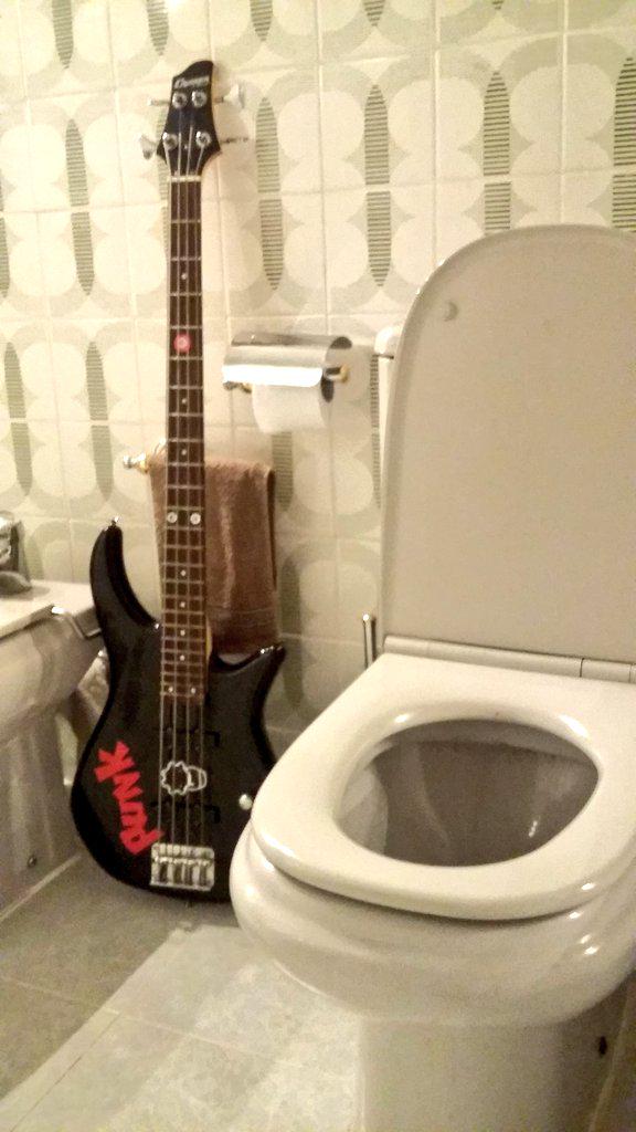 BeniBastards's tweet photo. Intentando sacar ese riff mañanero que tanto cuesta...
#soul
#SurpriseSurprise 
#Punk
#Rock
#Valencia 
#2015 http://t.co/i3YHENfKfB