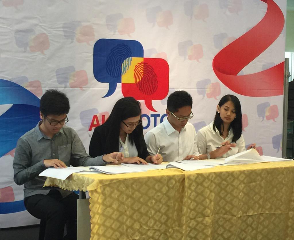 USTCSSC's tweet photo. Mr. AJ Sangco, CSSC President (left most), signing CSSC's part in AKTIBOTO under the Memorandum of Understanding. http://t.co/SsydwTsHrv