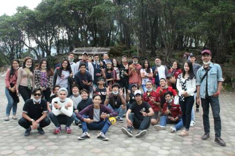 Waktu di kawah putih nih nostalgia dikit ah, kasian deh lau yg ga ikut foto😜