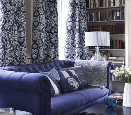 синие шторы в интерьере. голубые шторы в интерьере. шторы под синий диван. синие шторы в интерьере. бархатные шторы.