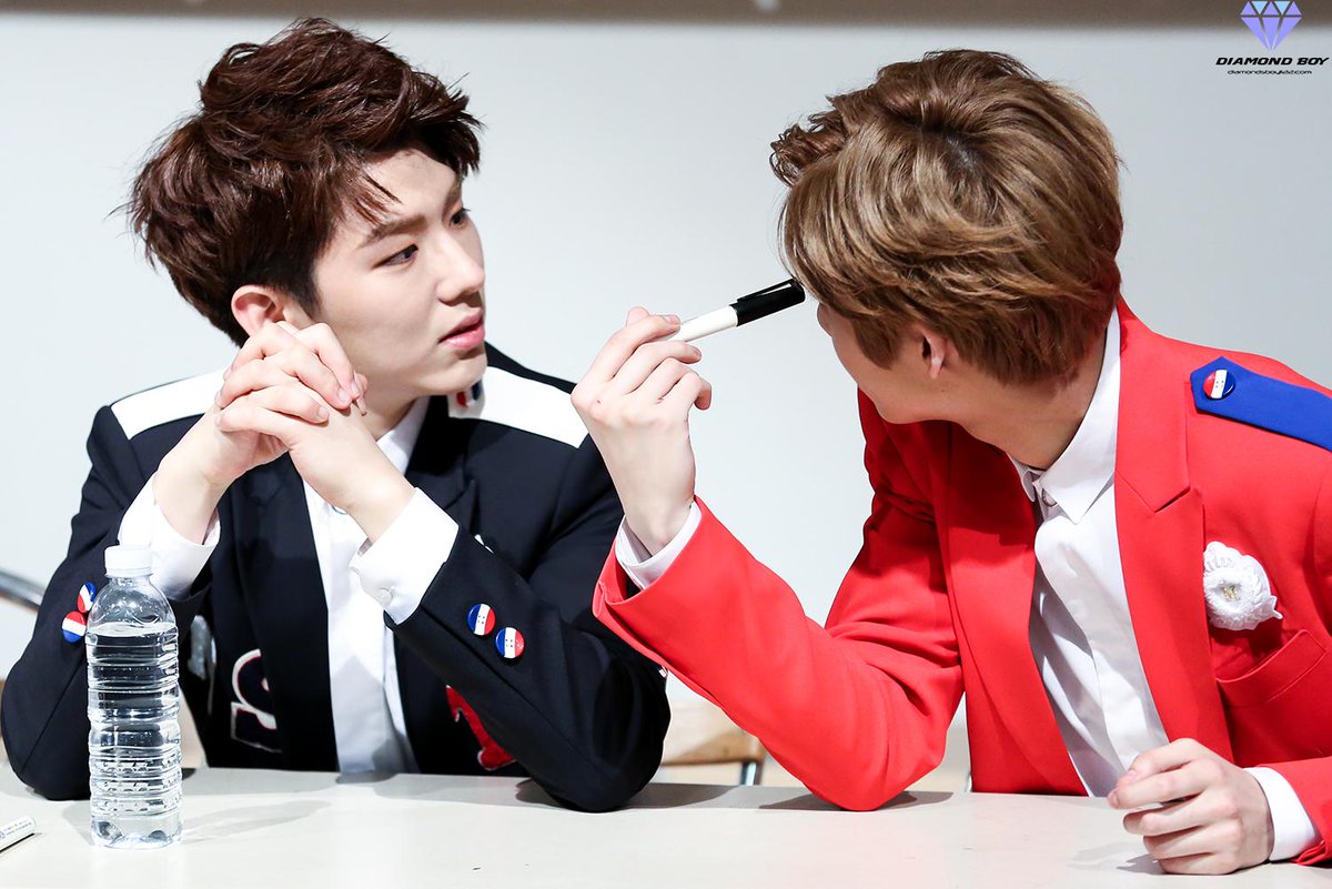 diamondsboy1122's tweet photo. HQ 150524 #몬스타엑스 첫팬사인회✨ #기현 #MONSTAX #KIHYUN @OfficialMonstaX
시간이 너무 빨리 지나갔어..🕖 http://t.co/1rJYBKWIhL