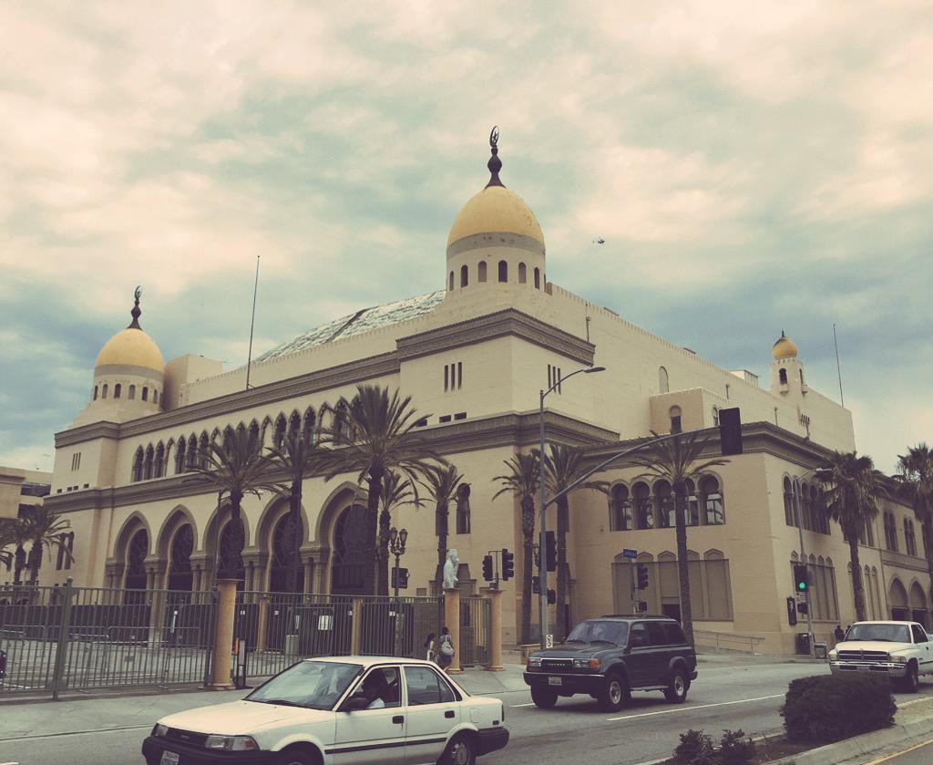 StriderChaps's tweet image. Praying God's love 2 touch down here among Muslim communities of LA. Saw this mosque next to USC campus #LoveFast