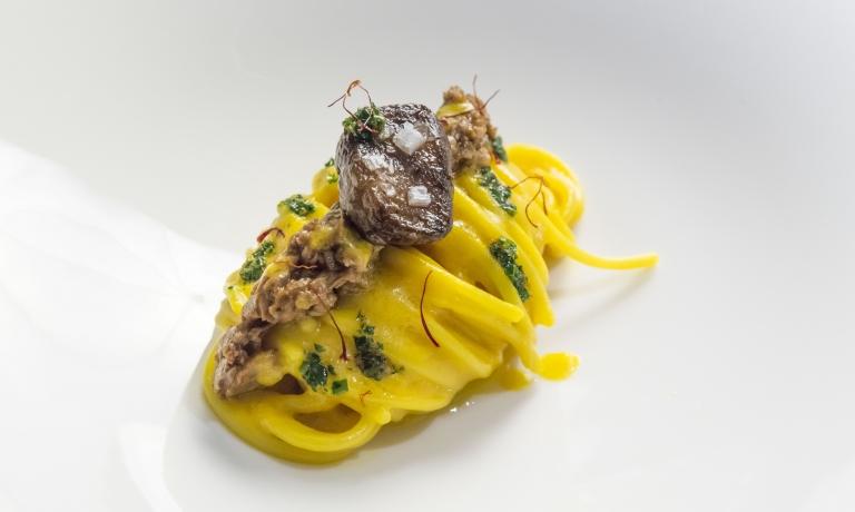 identitagolose's tweet photo. L'executive chef di #IdentitaExpo @RibaldoneChef firma il menu di lunedì e martedì http://t.co/c9DMezQcYe #Expo2015 http://t.co/8Gv1N9KE90