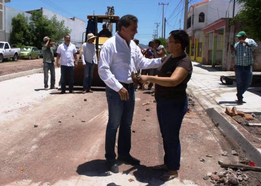 elimparcialcom's tweet photo. Supervisa Otto Claussen  la modernización de  colonia Petrolera. http://t.co/AvbNcePUfm http://t.co/YA6w7qcoAp