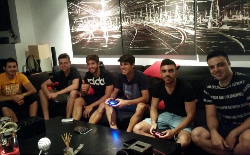 16LucasSilva's tweet photo. Gran tarde de Fifas con @DoctorePoLLo @DjMaRiiO_90 @SteveGamerYT ! Espero la revancha! 😉⚽️ http://t.co/pw1bvGUGWS