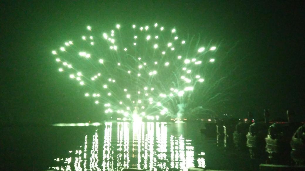 やなこし 榛名の祭り花火大会 打ち上げ花火と 水中花火 それにレーザーショーの競演ヾ ﾉ 榛名湖 涼しかった Http T Co B11witlut7 Twitter