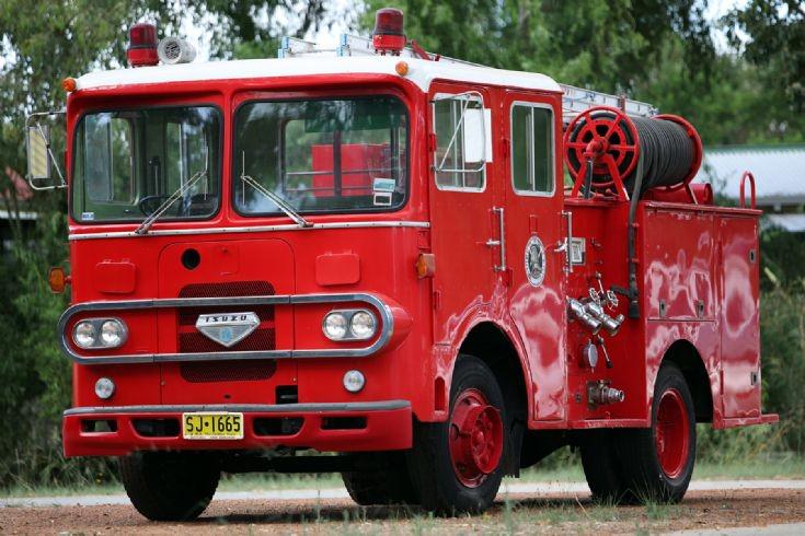 外作業するおっさん ちなみに いすゞ自動車は昭和47年にオーストラリアにgmブランドとして進出 当時は ベッドフォードいすゞ の名前でトラックを売っていたそうな ちなみにその頃のトラック 多分 パッと見じゃこれが日本のメーカーのクルマには見え