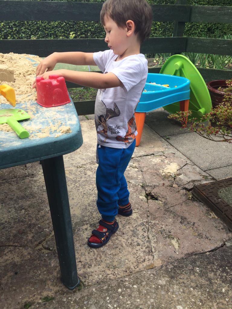 vickigregson's tweet photo. His grandma let him choose his own outfit... #socksandsandals #junglebooktshirt #bluetrousers #watchoutgok http://t.co/nurarePWtY