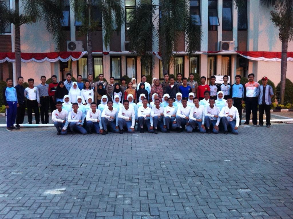 PaskibraPinang's tweet photo. Foto bersama pak camat dan akan/teteh dari Institut Pemerintahan Dalam Negeri (IPDN) http://t.co/YyENKoT2fL