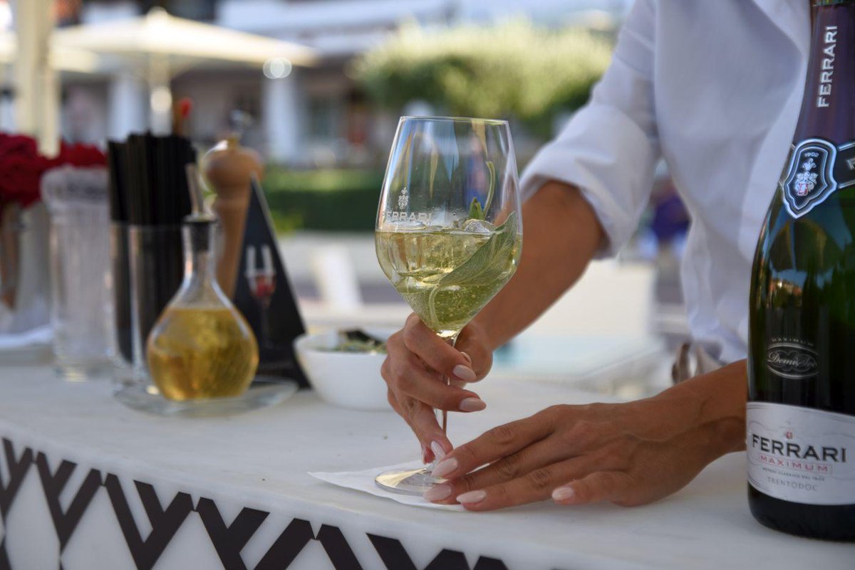 FerrariTrento's tweet image. The elegance of the perlage, enriched by the Mediterranean aroma of sage and the exotic touch of pepper. #MaximIce