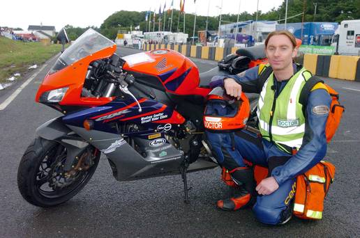 Red Arrows flypast tribute to late Dr John Hinds at Metzeler Ulster Grand Prix #NINews 
belfasttelegraph.co.uk/news/northern-…
