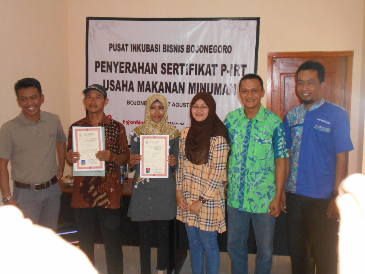 Penyerahan Sertifikat P-IRT dr EMCL/Bina Swadaya terhadap puluhan UKM sekitar Kec Gayam.