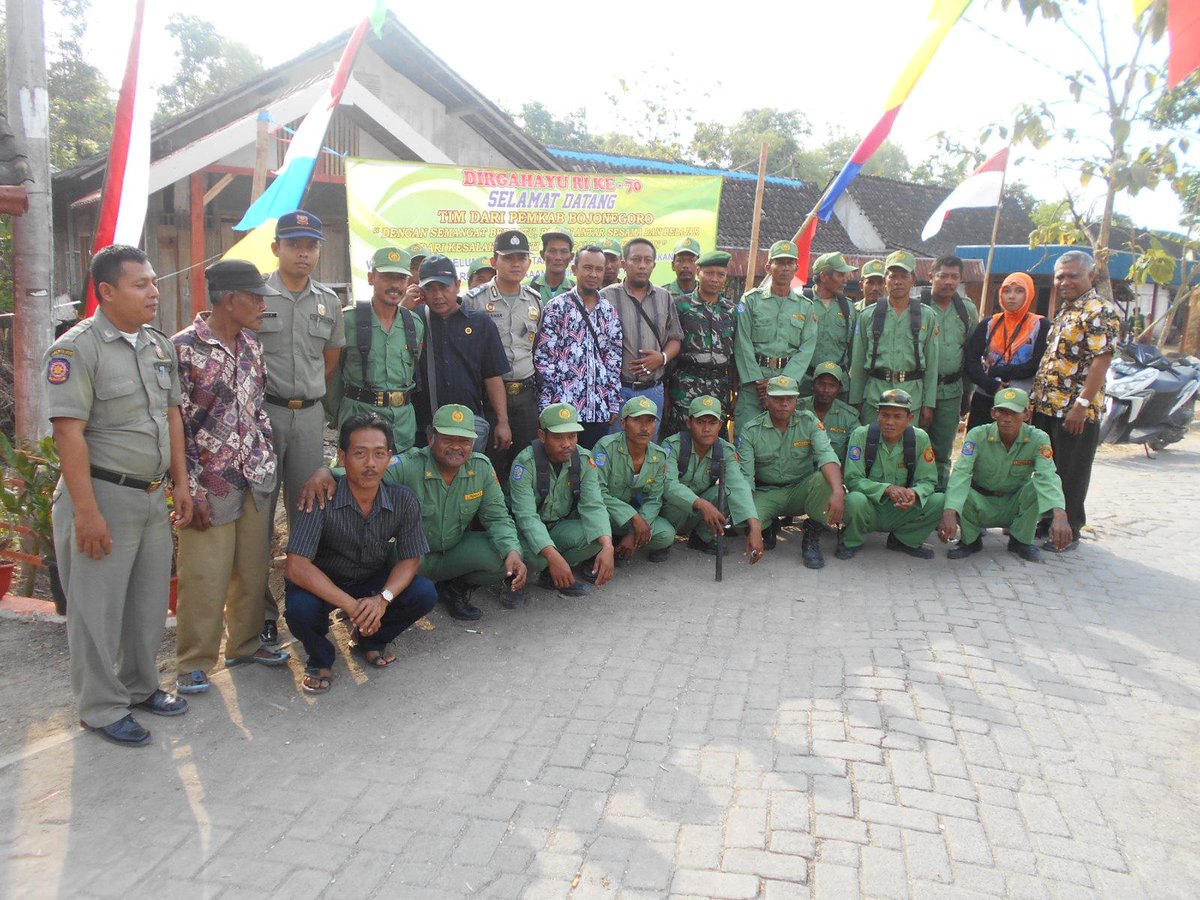 Penilaian lomba Siskamling di Ds Ngraho, masuk 6 besar dan mempersiapkan Final .Semangat ya pak Linmas.....