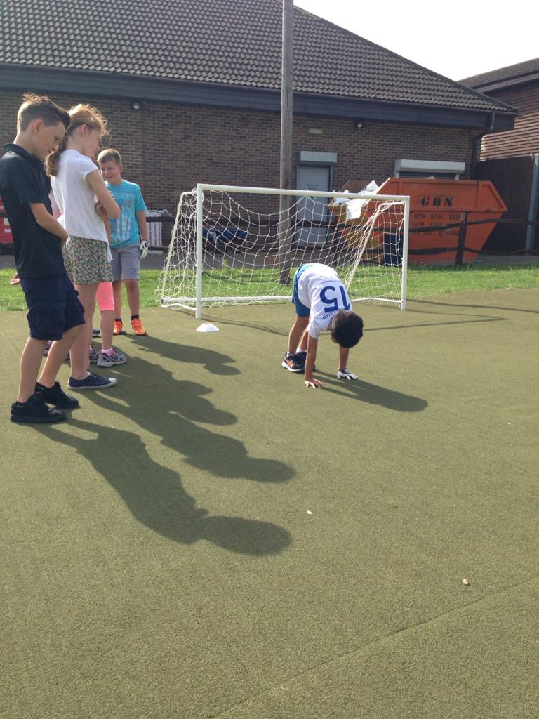 calcaterra_al's tweet image. @TopgolfUK #TGSurrey @TopgolfCoaching #JuniorCamp Warm up. Working on #FMS today!  Crawling like bears 🐾 #Fun