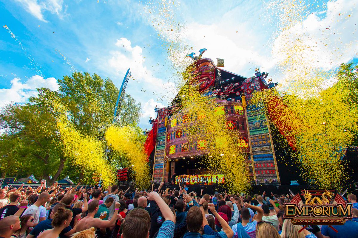 EmporiumFest's tweet photo. The samurai sharing his confetti with the crowd! #EMP15 http://t.co/Hn7QsEPo9Y