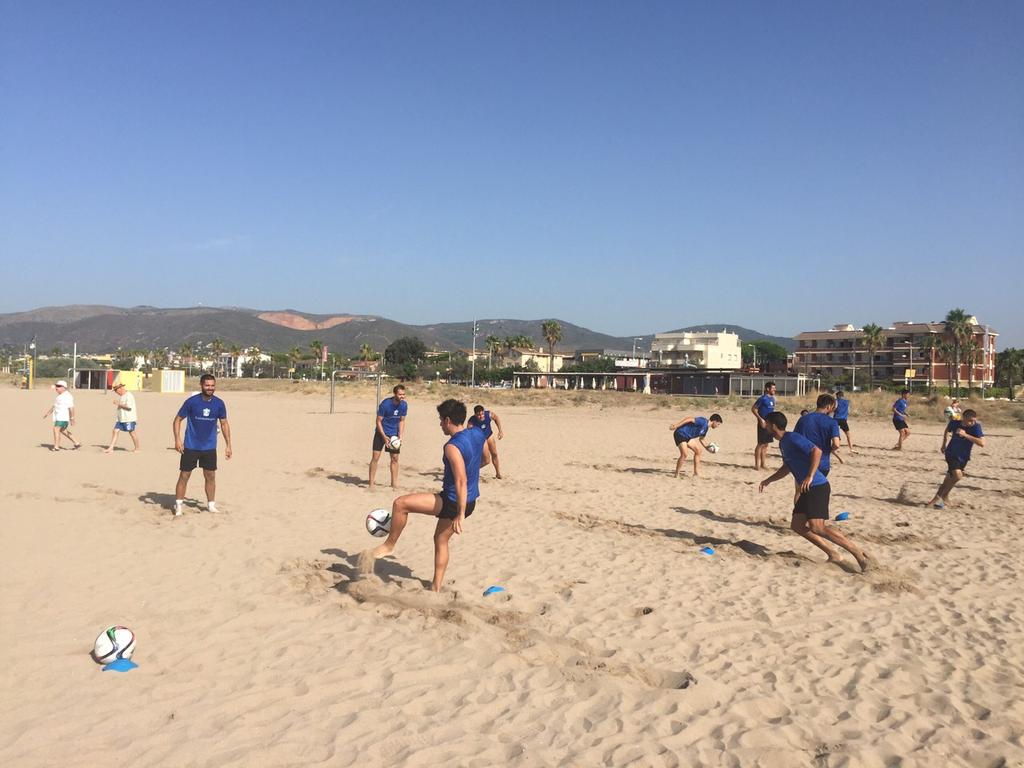 ue_cornella's tweet photo. Hoy entrenamiento "diferente" para el primer equipo. Del verde del césped al marrón de la arena de la playa. #2bg3 http://t.co/G7NAoe8gOb