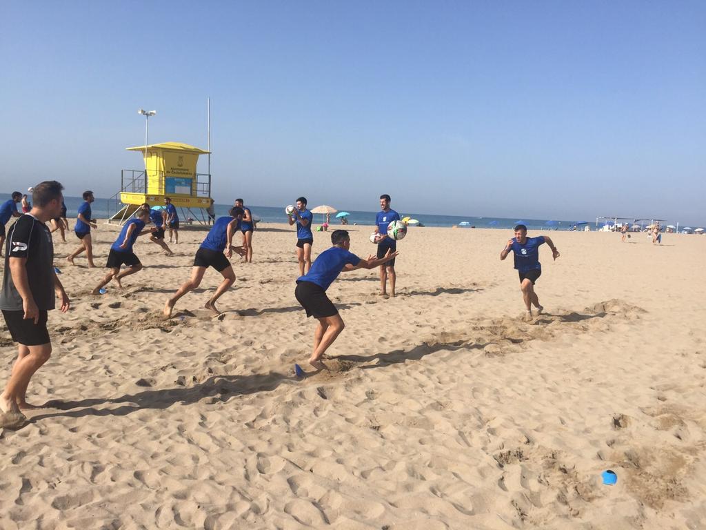 ue_cornella's tweet photo. Hoy entrenamiento "diferente" para el primer equipo. Del verde del césped al marrón de la arena de la playa. #2bg3 http://t.co/G7NAoe8gOb