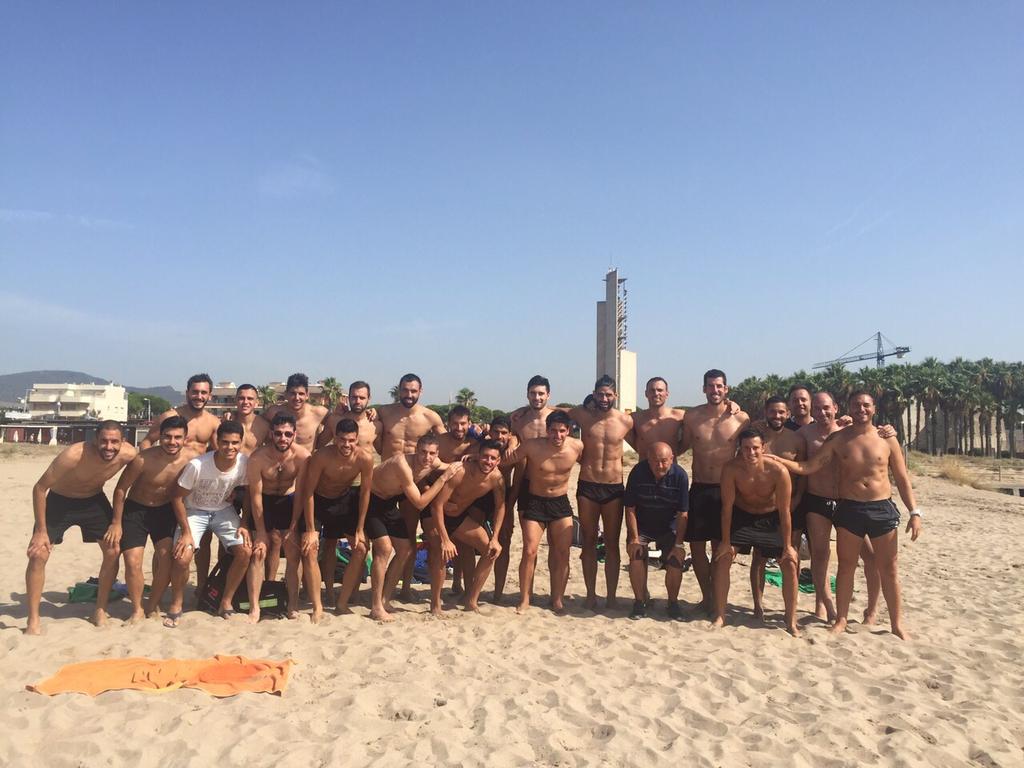 ue_cornella's tweet photo. Hoy entrenamiento "diferente" para el primer equipo. Del verde del césped al marrón de la arena de la playa. #2bg3 http://t.co/G7NAoe8gOb