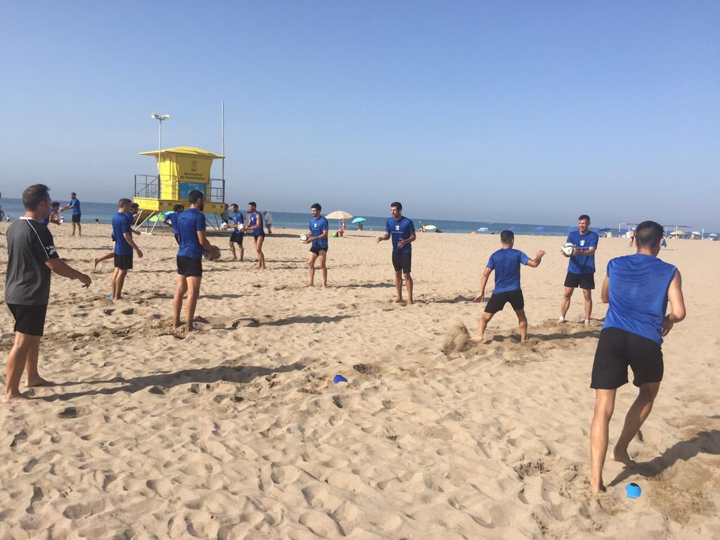 ue_cornella's tweet photo. Hoy entrenamiento "diferente" para el primer equipo. Del verde del césped al marrón de la arena de la playa. #2bg3 http://t.co/G7NAoe8gOb