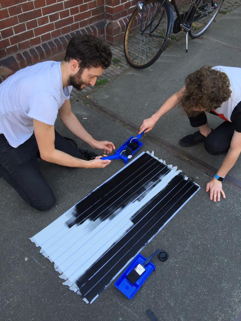 #electricpaint in action at <a href="/presentplus/">Present Plus</a> in #Amsterdam <a href="/SamuelBeek/">sam</a> has a great painting technique! #hack