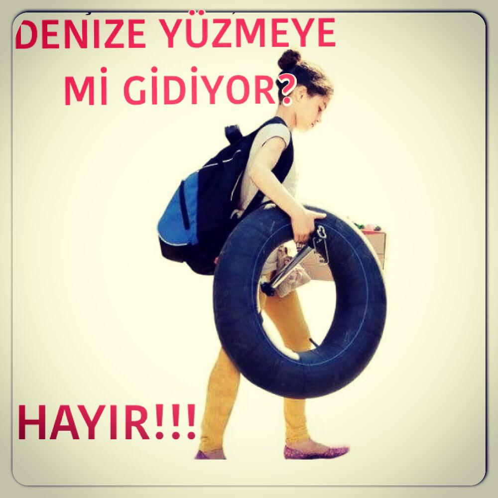 Bu Mülteci Kızın Çantası sadece umut dolu. Elindeki şambrel  onuTekne batarsa yaşamak için o şambrele sarılacak.