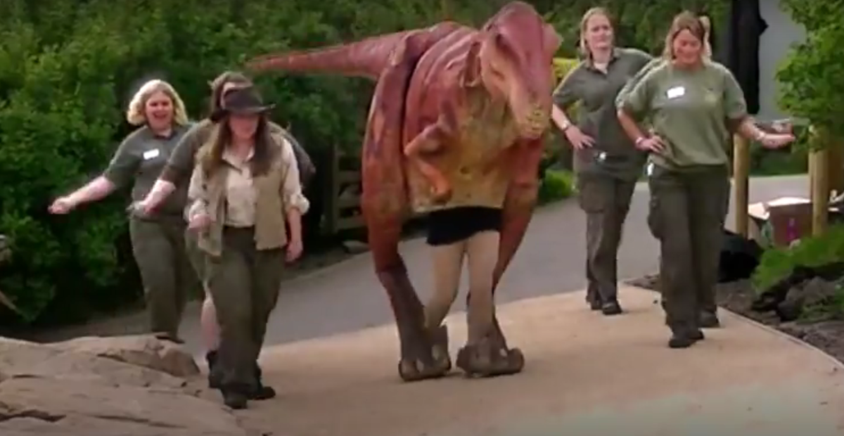 EdinburghZoo's tweet photo. Our keepers have got that #ROARsome #FridayFeeling: http://t.co/bxwNL9RLDs #DinoFunk #ZooKeeper #DinosaursReturn http://t.co/klCL8HsFaK