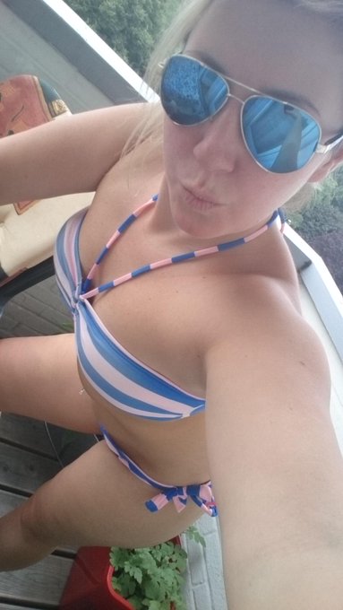 Ab ins wasser und k&uuml;hlt euch ab;) Heute abend gibts heissen #Camsex mit mir auf http://t.co/mOTREPaRXP<a href="/tag/camgirl"class="tags"><span>#camgirl</span></a><a href="/tag/camsex"class="tags"><span>#camsex</span></a>