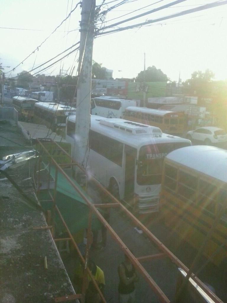 Así amanece Higüey. Cerrada por un problema entre camioneros. <a href="/nuriapiera/">N Digital</a> <a href="/CDN37/">CDN 37</a>