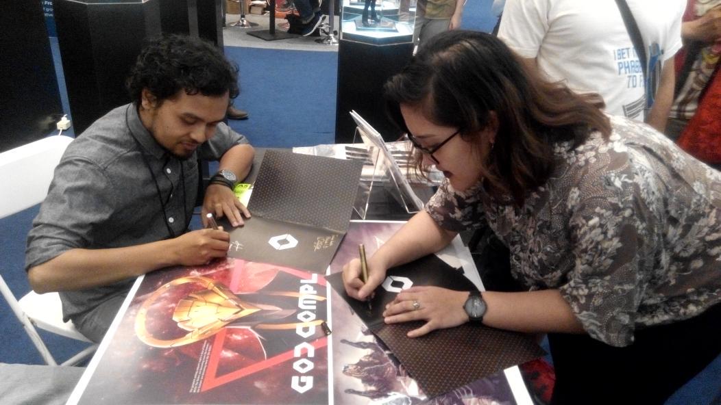 smekdoncat's tweet photo. Team #GodComplex - @keinesasih dan @hendryzero di booth @GLITCH_net @kosmiknetwork http://t.co/hXARxjjpSd