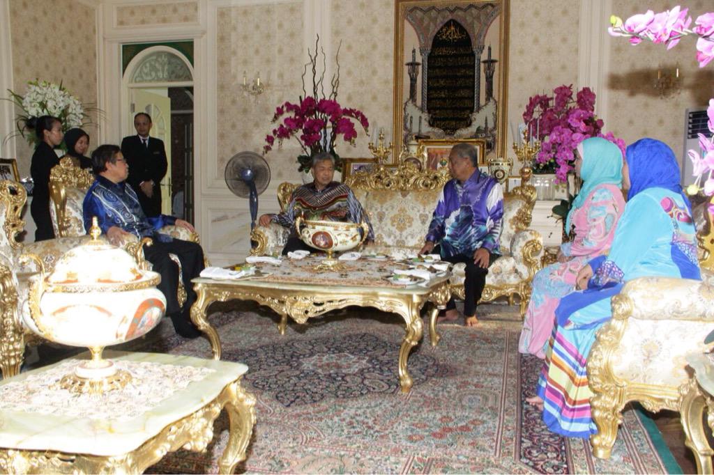 DrZahidHamidi's tweet photo. Kunjungan Hormat ke atas YAB Ketua Menteri Sarawak sempena #Aidilfitri. #DSZH http://t.co/gND9mgqRgn