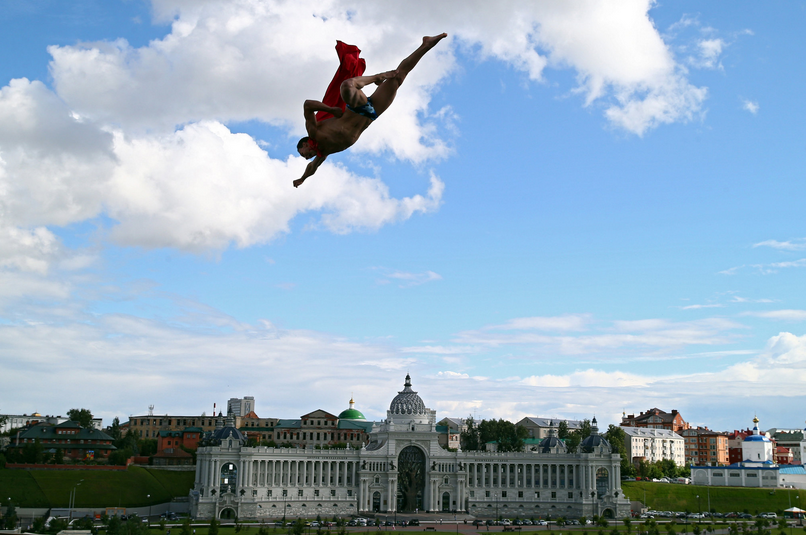 IPBG_Rachel's tweet photo. Stop what you're doing and look at these insane pics of people doing the high dive in Russia. http://t.co/CZKsNa2cQG http://t.co/luunkNNzJx