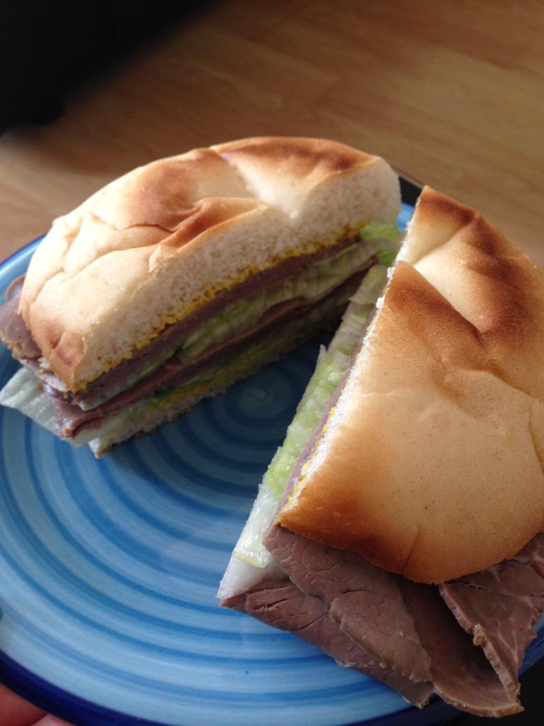 getbusyliving13's tweet image. Lunch: Oven bottom muffin with 4 slices roast beef, lettuce &amp;amp; mustard #8pp #propoints #ww #weightwatchers #pp