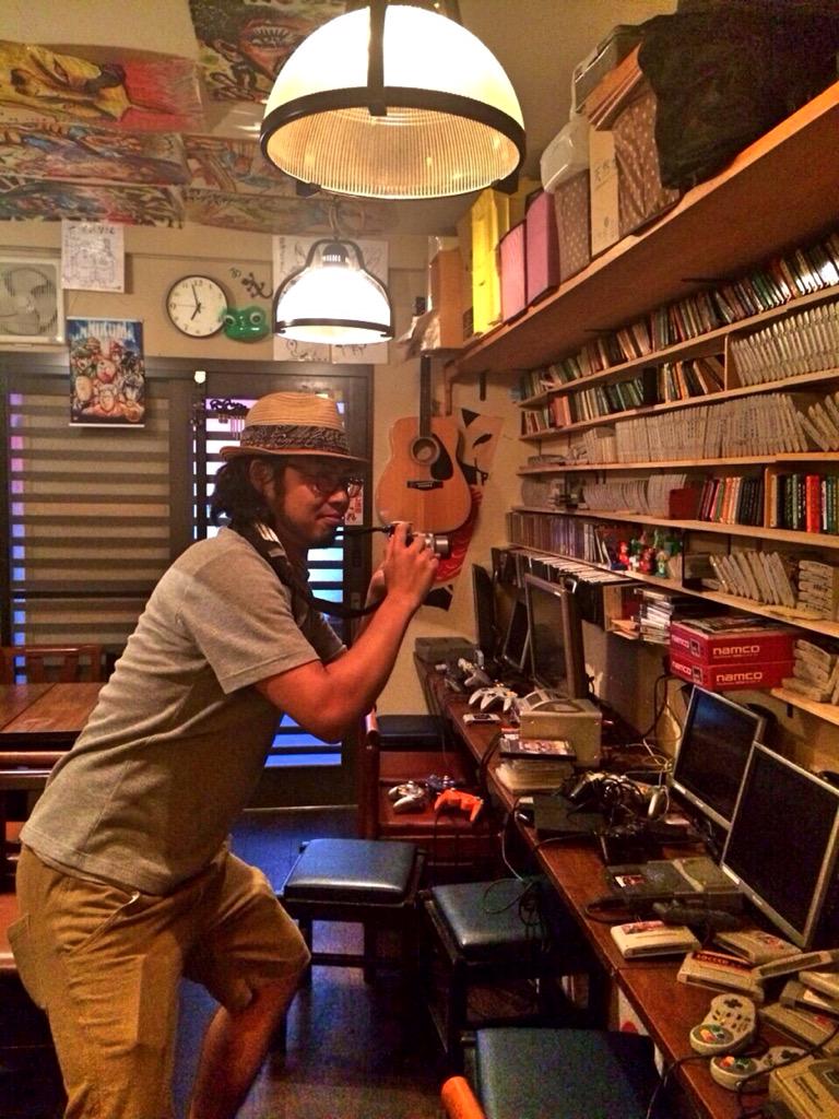 川崎順平 9 4 ﾃｨｱ ひ02a 東十条取材の帰りに 先日の赤羽飲みで知り合ったぶーちゃん Amp さとみん夫妻のお店 花ぼっくり に寄ってみた レトロゲーム満載で超キャッキャできる店 きのこの山が煮込まれてる名物のカレーはコクの深さが魅力 Http T