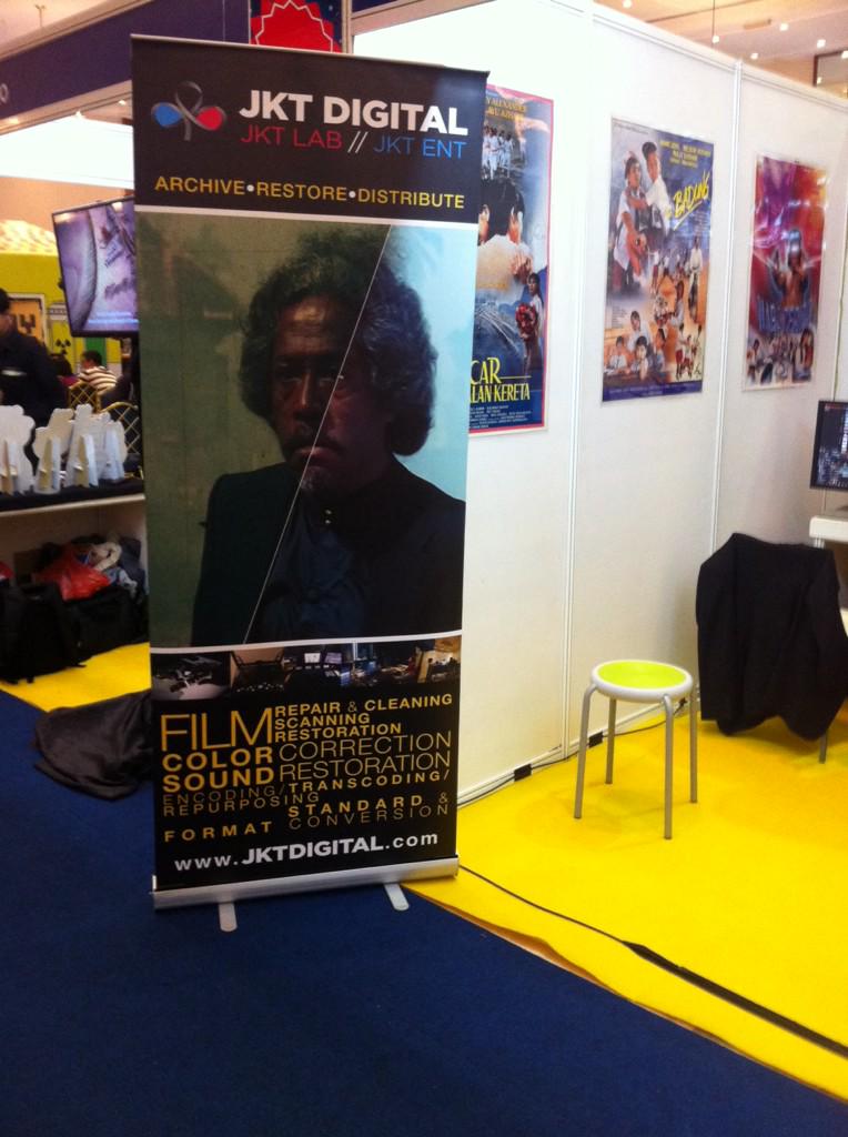 xelvisonfirex's tweet photo. Ini di #popcon2015 ada booth yang restorasi film-film lawas. Keren parah! http://t.co/i34QU5qkjW