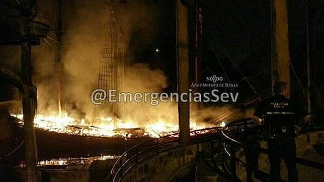 lunaresviajeros's tweet photo. Tras el enfado de los piratas de @islamagica por su barco ¿Volverán los pasacalles? @abc_es http://t.co/D72jFlThZQ http://t.co/ErIcc6jse6