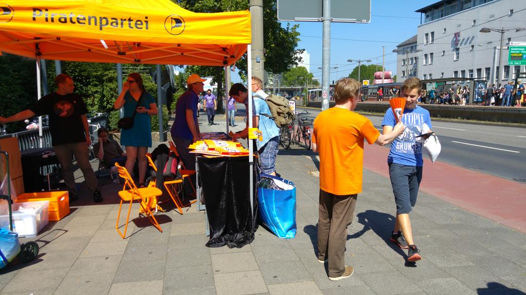 kreon_nrw's tweet image. Hier verteilen ich #Fächer am Infostand der #Piraten vor der #GamesCom #gamescom15 Köln.
Wir haben noch. Eingang Ost.