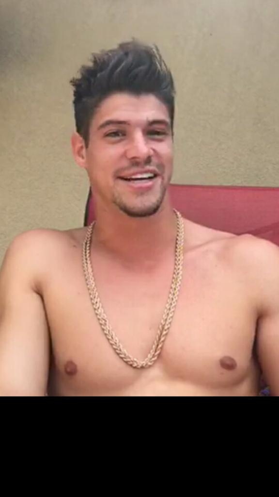 blue_lovesgreen's tweet image. What is this we have #2chains and know #4chains @FrankieJGrande @ranceypants