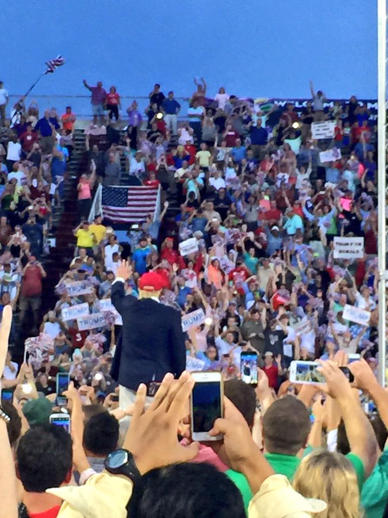 Lpnabors's tweet photo. Tonight was surreal Proud to be American thankyou @realDonaldTrump @MichaelCohen212 #MakeAmericaGreatAgain #ms4trump http://t.co/yjAXx7Z57B