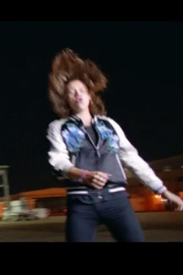 CordensAngels4's tweet photo. I was watching the video and decided to just randomly screenshot and I can't stop laughing  #DragMeDownMusicVideo http://t.co/RKqwfJIy3l