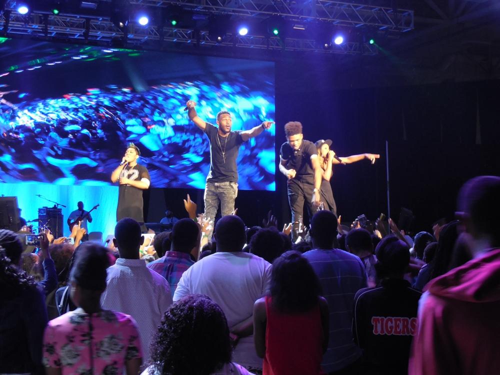 tdjmegafest's tweet image. .@thewallsgroup A worship sing along with the youth of #FireCode2015 He Loves Us, Oh How He Loves Us #MegaFest2015